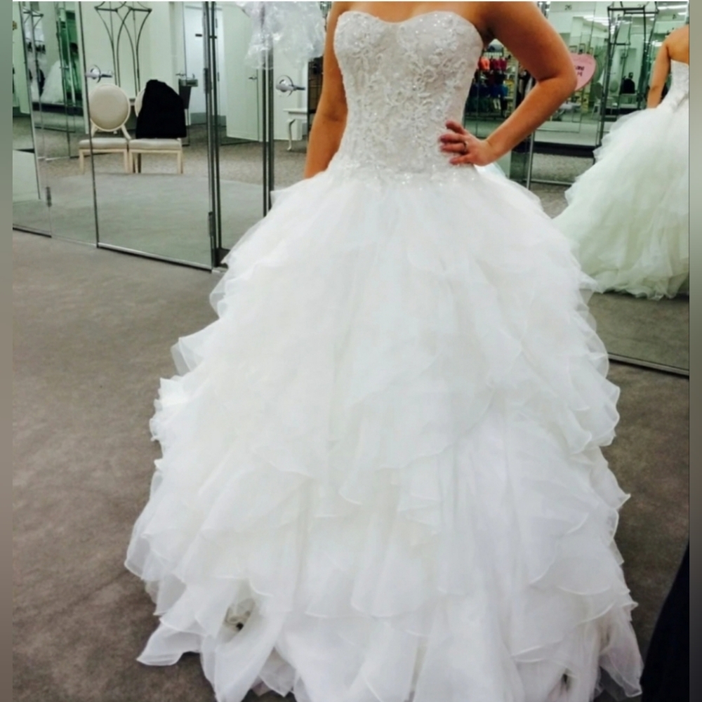 Elegant Oleg Cassini Wedding Gown Street Size: Label 14 Street 10